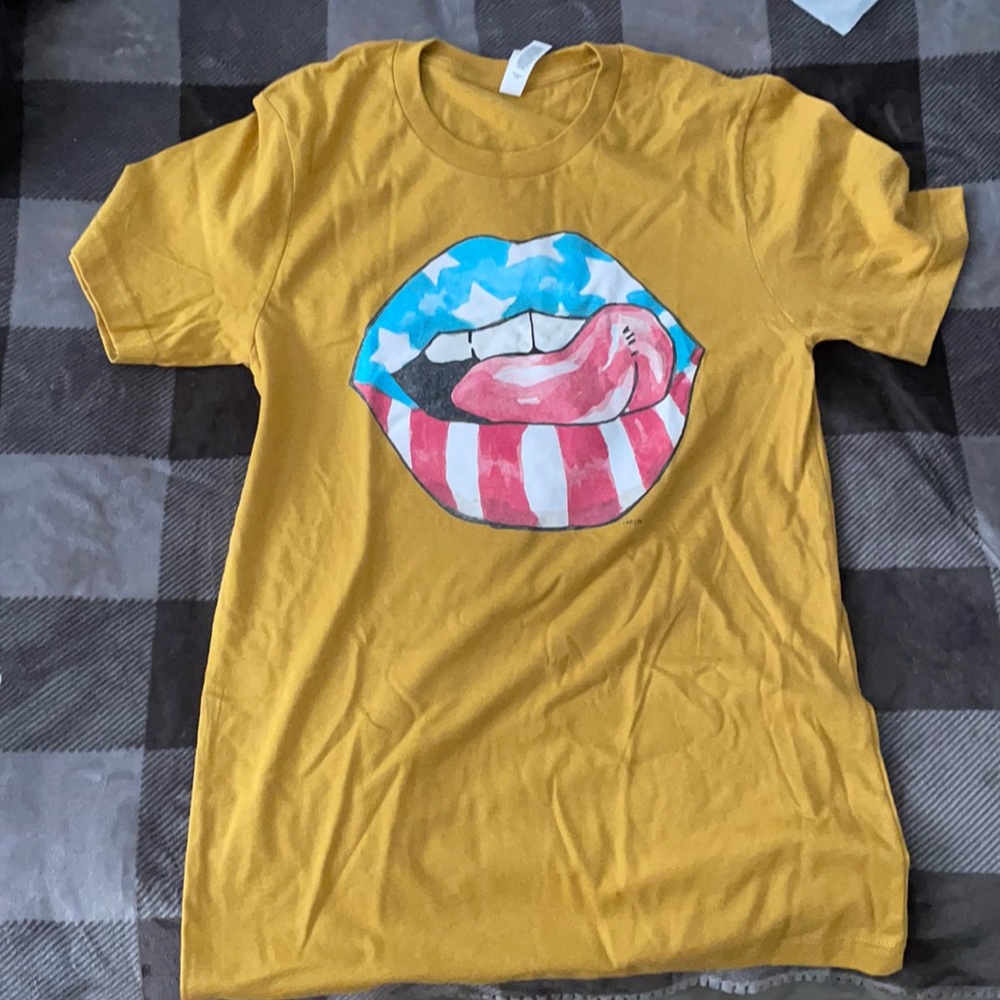 Super cute mustard yellow short sleeved tee